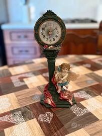 orologio vintage con angioletto decorativo