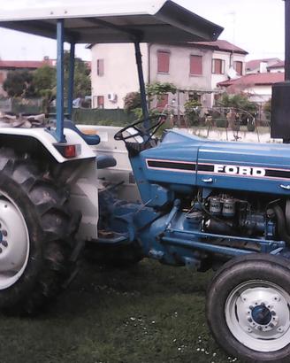 trattore Ford 3910