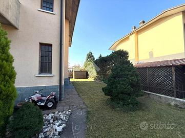 VILLA A SCHIERA A ROVATO