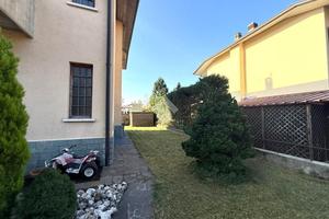 VILLA A SCHIERA A ROVATO