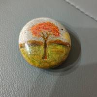Piccolo sasso fermacarte con albero dipinto a mano