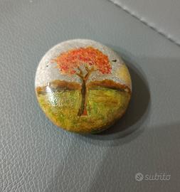 Piccolo sasso fermacarte con albero dipinto a mano
