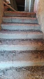 sette gradini in pietra in otto stato