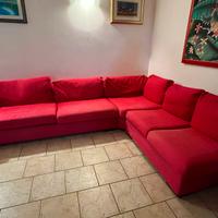 Divano rosso angolare