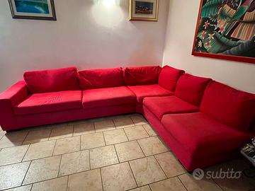 Divano rosso angolare