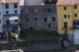 Casa in pietra da ristrutt cn giardino