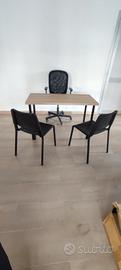 scrivania e sedia