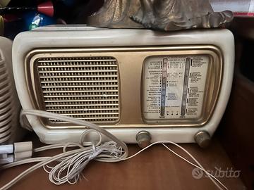 Due radio in bachelite bianche