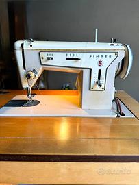 Macchina da cucire Singer con mobile vintage