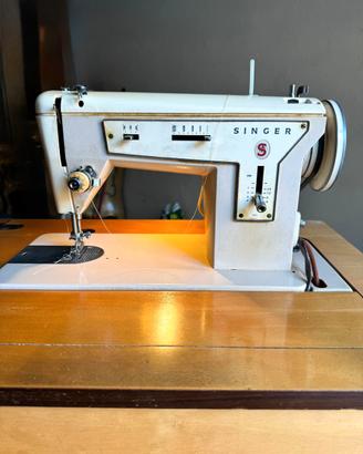 Macchina da cucire Singer con mobile vintage