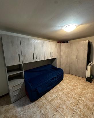 Armadio ad angolo grigio effetto cemento