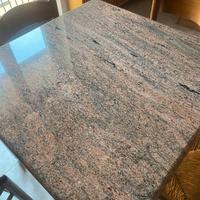 Tavolo in legno con piano in granito rosa