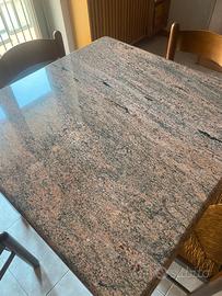 Tavolo in legno con piano in granito rosa