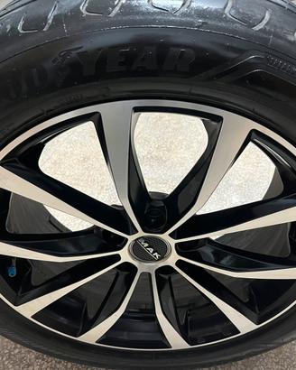 Cerchi e gomme completi.