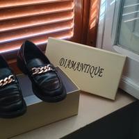 Scarpe donna Diamantique nere tacco basso catena o