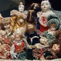 collezione di 12 bambole in porcellana .