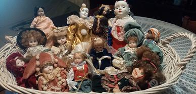 collezione di 12 bambole in porcellana .