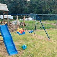 Scivolo con altalene per bambini