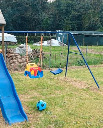 Scivolo con altalene per bambini