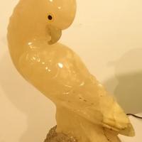 Statua di pappagallo in alabastro