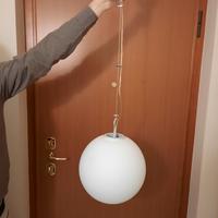 Lampadario a sfera in vetro bianco