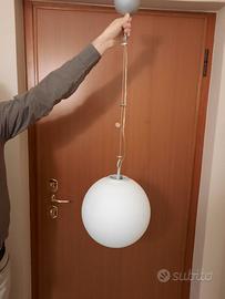 Lampadario a sfera in vetro bianco