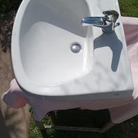 Lavandino e bidet in ceramica