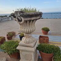 Vaso decorativo da giardino barocco con piedistall