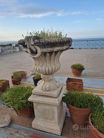 Vaso decorativo da giardino barocco con piedistall