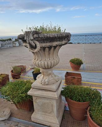 Vaso decorativo da giardino barocco con piedistall