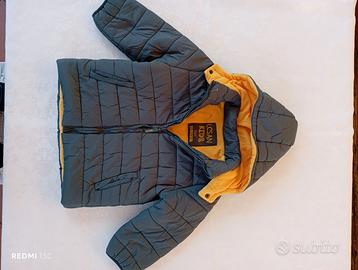 Giubbotto, cuffia e sciarpa.