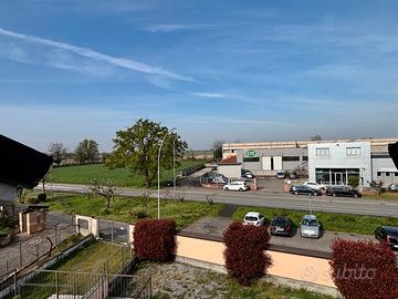 Luminoso Monolocale con balcone - Rosate