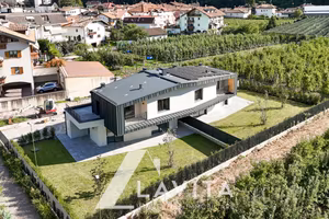 Nuova villa a schiera con giardino a Salorno