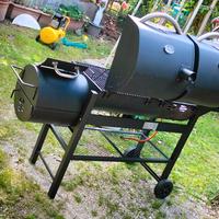 Barbecue con affumicatore