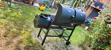 Barbecue con affumicatore