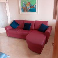 Divano bordeaux in ecopelle martellata