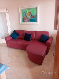 Divano bordeaux in ecopelle martellata