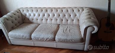 Divano in pelle tre posti modello Chesterfield