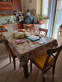 Tavolo in legno con 6 sedie