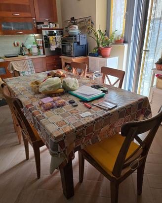 Tavolo in legno con 6 sedie
