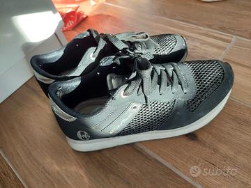 Scarpe ginnastica nere di marca n. 39