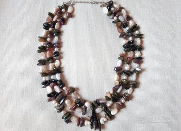 Collana a tre fili pietre dure e perle di fiume.