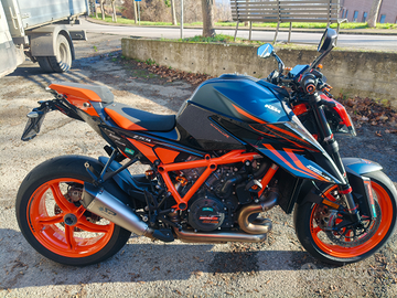KTM 1290 Super Duke 2023 con Tech Pack