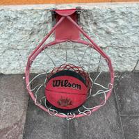 canestro e pallone da basket