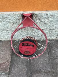 canestro e pallone da basket