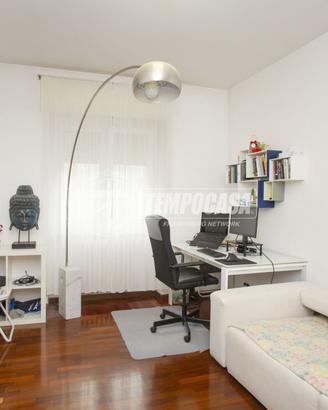 AMPIO 2 LOCALI CON BALCONE