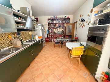 Trilocale con accessori e terrazzo a livello