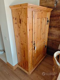 Armadio dispensa in stile country/montagna 