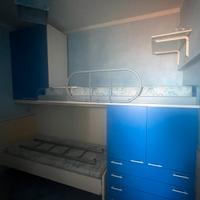Cameretta con letto a castello e armadio