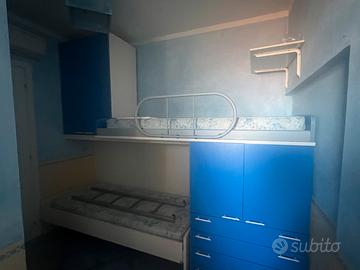 Cameretta con letto a castello e armadio